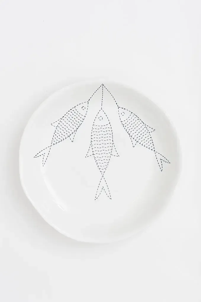 Plato con peces en porcelana blanca redonda